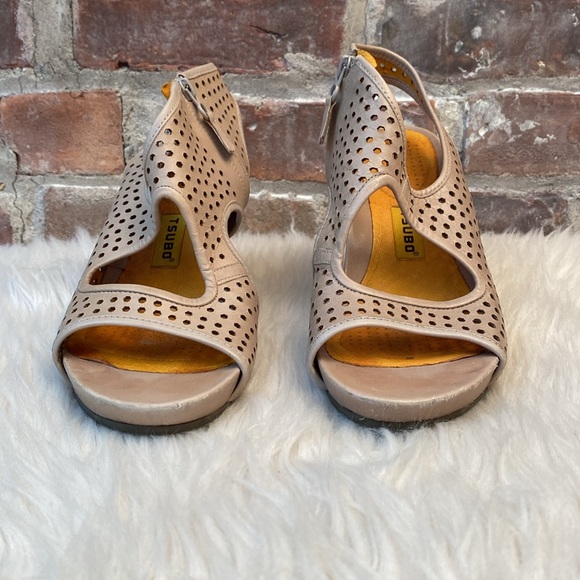 Tsubo Casius Leather Heels in Putty, Size 7 - Picture 3 of 17